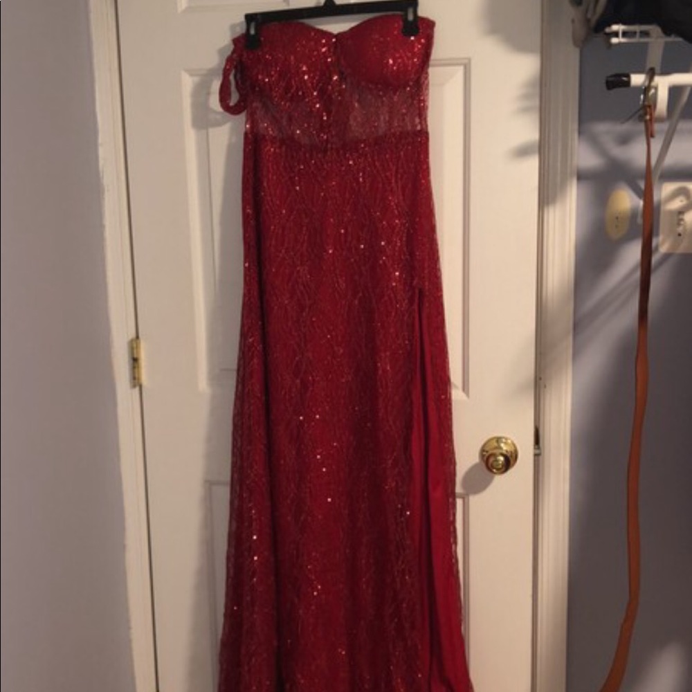 Strapless red dress with spilt